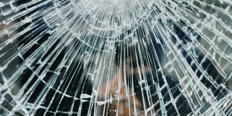 Mies hyökkäsi parvekkeelle