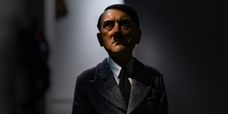 Adolf Hitler soittaa Kamala Harrisille