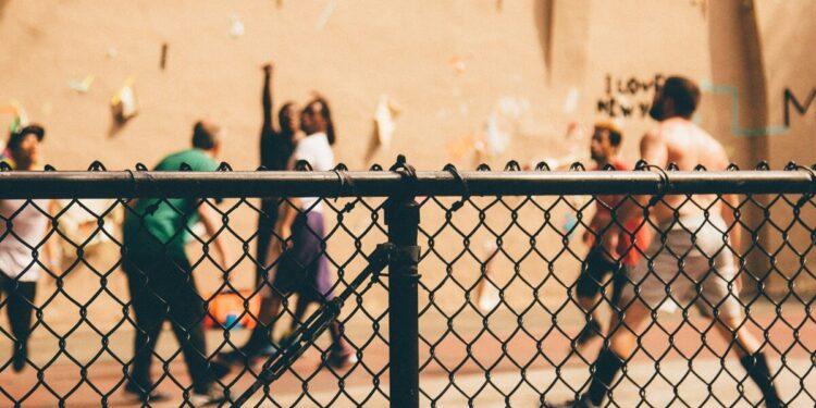 Suomalaiskoululla joukkotappelu