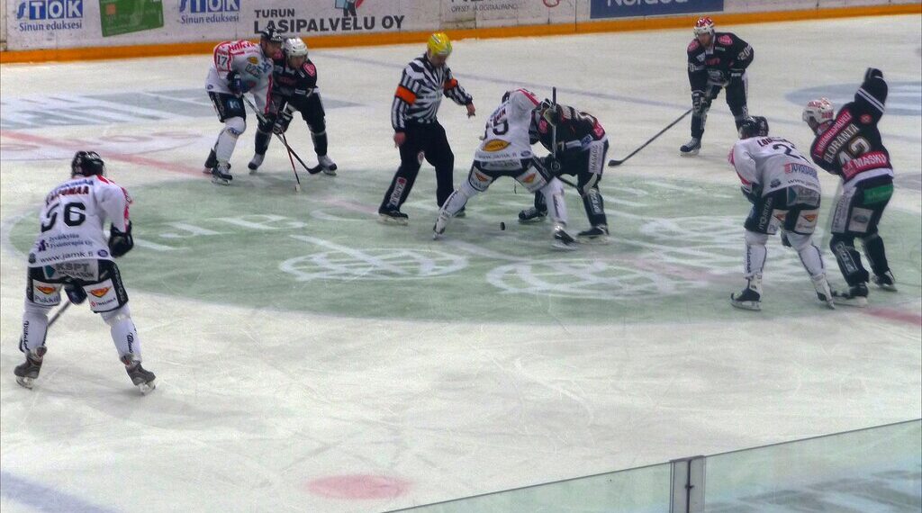 Kiekko-Espoo aloitti Liigassa