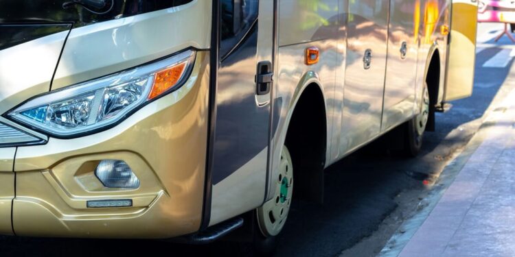 Irlantilaiset estivät maahanmuuttajien bussin