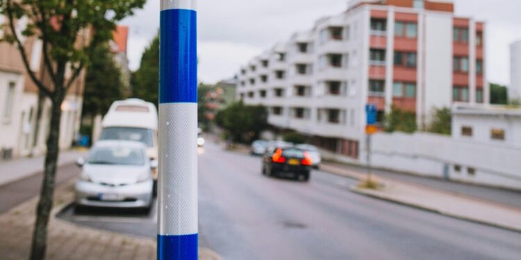 Nuoriso kävi koiran ulkoiluttajan kimppuun Ruotsissa