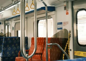 Nuoriso kävi vanhuksen kimppuun junassa