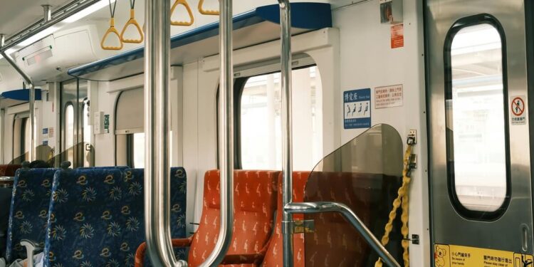 Nuoriso kävi vanhuksen kimppuun junassa