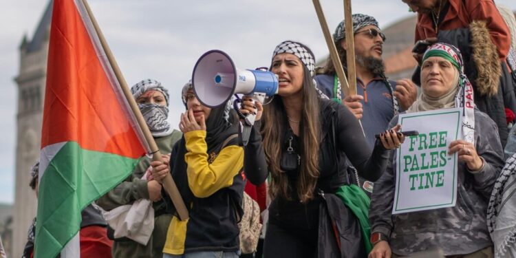 Pro-Palestiina mielenosoitus syöpäsairaalan edessä