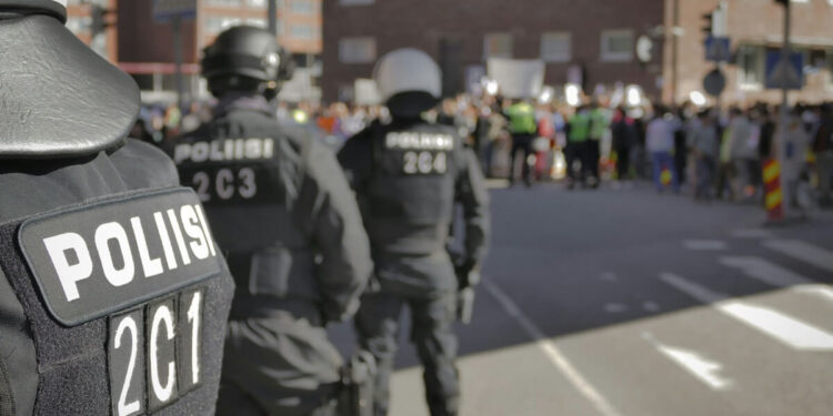 Suomen poliisi mielenosoituksessa