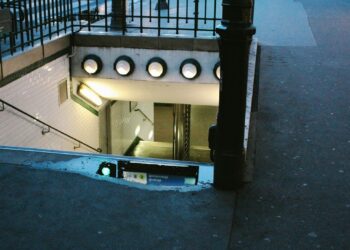 Mies pahoinpiteli metropysäkillä