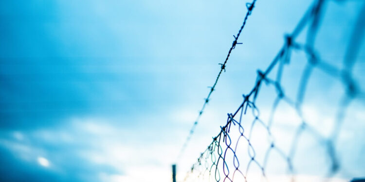 Egyptin massiivinen raja-aita