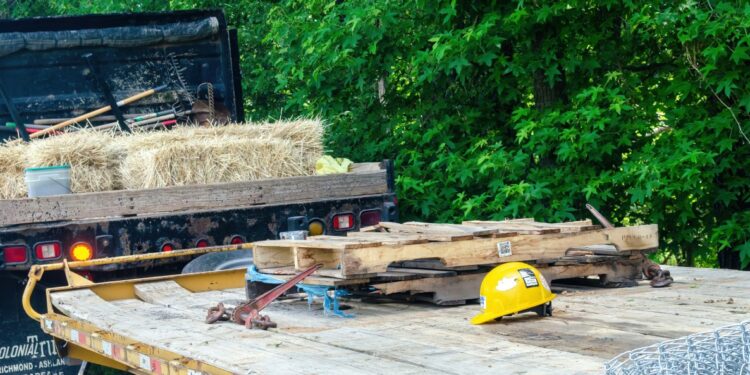 Suomalaismies rakennuttaa saunaa lomamaa Thaimaassa